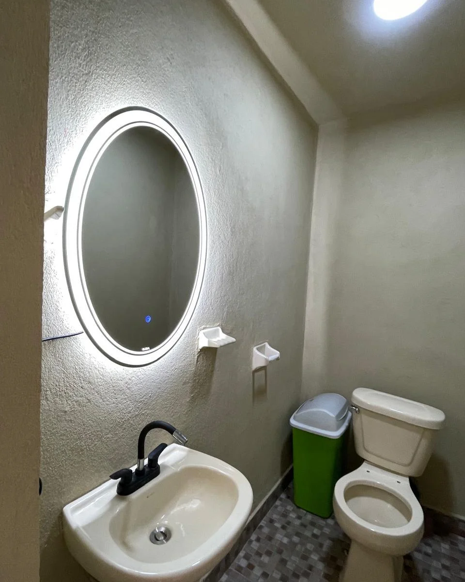 Baño de Salón Santa Elena, con espejo iluminado