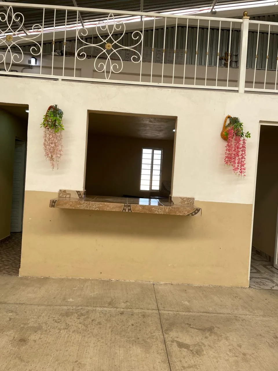 Ventanilla de servicio en el interior del salón