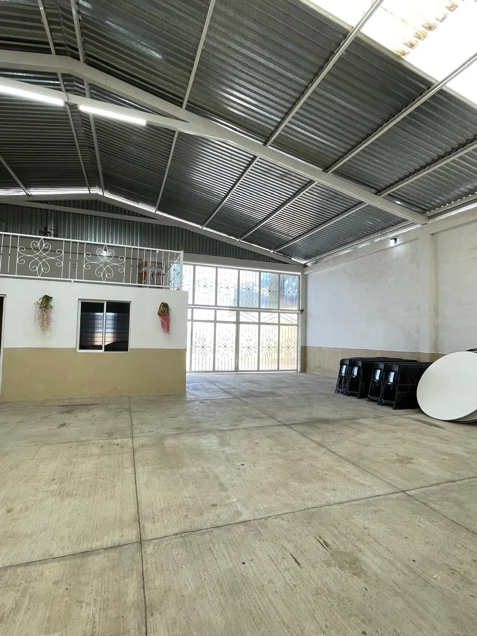 Salón principal listo para montaje de eventos