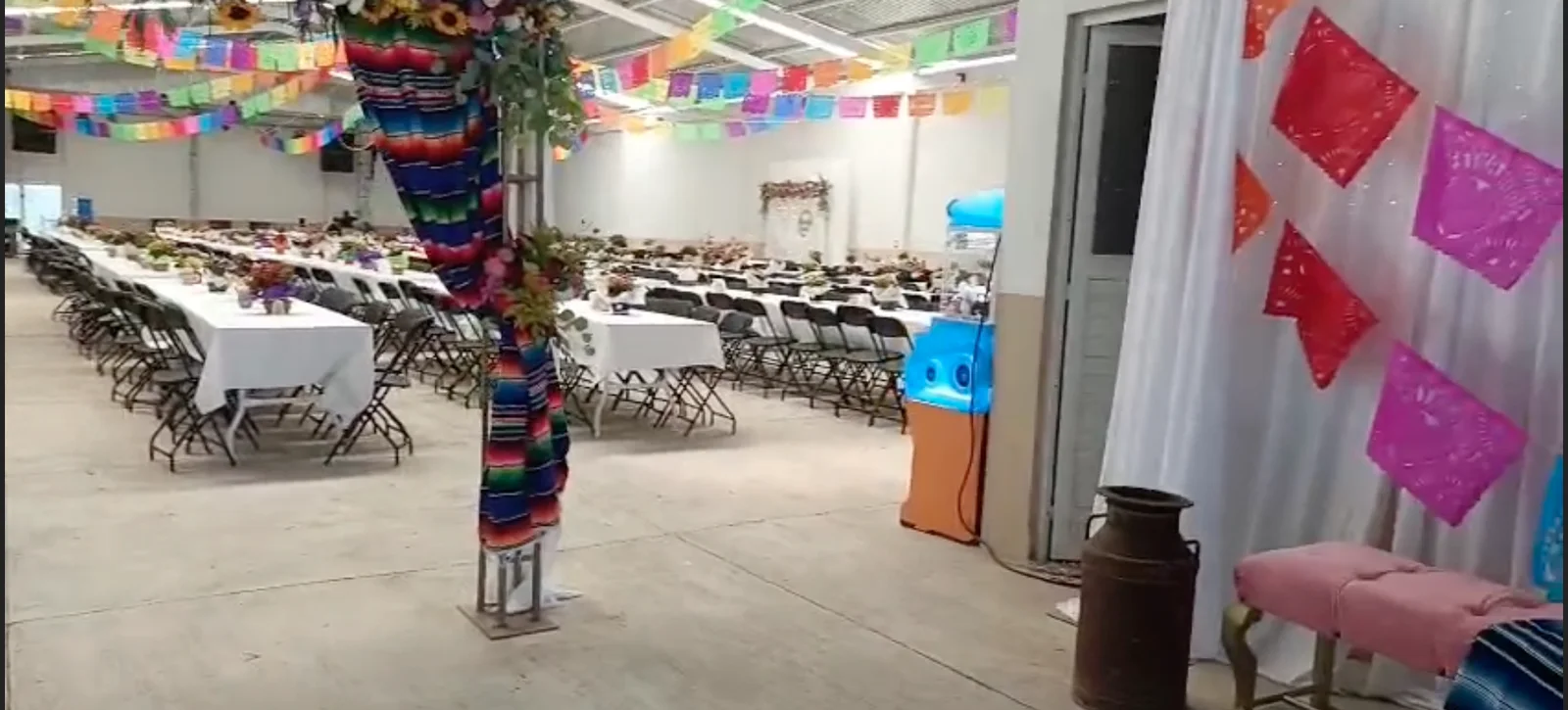 Detalle decorativo del salón, listo para recibir invitados